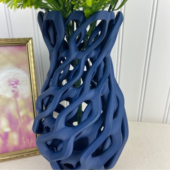 Sculptural Vase, Chain Vase, Wavy Openwork Decorative Vase - Picture 4 of 10